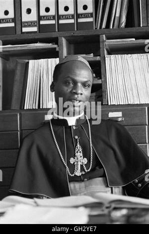 Laurean Rugambwa in seinem Büro in seiner Kirche in Tanganjika (Tansania), 1960. Stockfoto