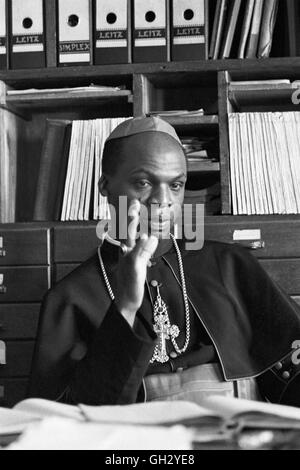 Laurean Rugambwa in seinem Büro in seiner Kirche in Tanganjika (Tansania), 1960. Stockfoto