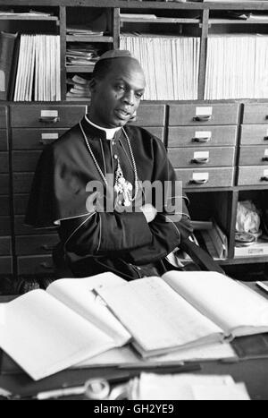 Laurean Rugambwa in seinem Büro in seiner Kirche in Tanganjika (Tansania), 1960. Stockfoto