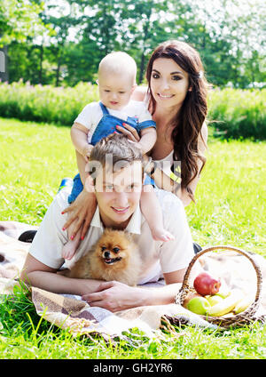 glückliche Familie mit einem Baby mit einem Picknick im park Stockfoto