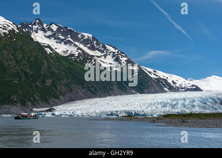 Ein Floß voller Menschen schwimmen im See, erstellt durch das Schmelzwasser aus dem Spencer-Gletscher auf der Kenai-Halbinsel in Alaska. Stockfoto