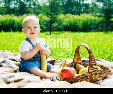 Baby mit einem Picknick im Sommerpark Stockfoto