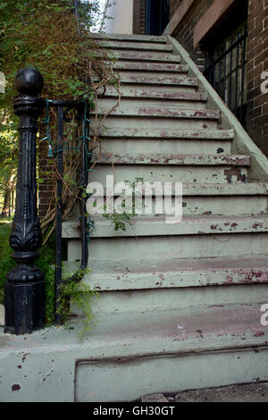 Am alten Savannah Treppe mit Eisen Newel Post & Patina der abblätternde Farbe. Stockfoto