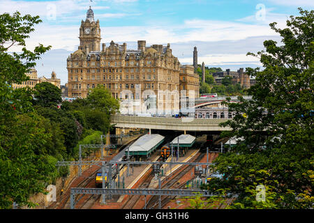 Bahnhof Waverley und das Balmoral Hotel auf Princes Street, Edinburgh, Scotland, UK Stockfoto