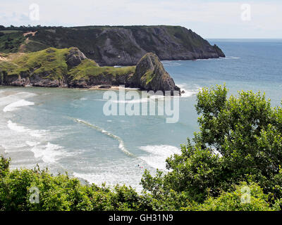 Drei Cliff Bay (irgendwann Three Cliffs Bay), Gower, Wales nach Osten von der Klippe gegenüber den drei Klippen Zinnen. Stockfoto