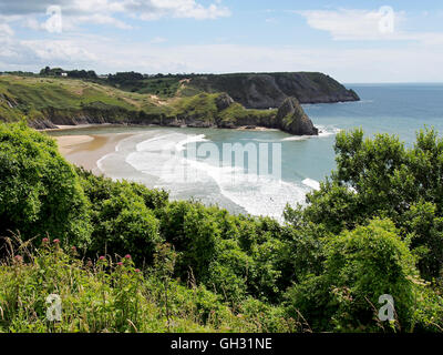 Drei Cliff Bay (irgendwann Three Cliffs Bay), Gower, Wales nach Osten von der Klippe gegenüber den drei Klippen Zinnen. Stockfoto