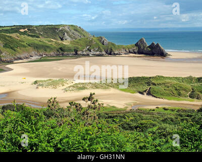 Drei Cliff Bay (irgendwann Three Cliffs Bay), Gower, Wales nach Osten von der Klippe gegenüber den drei Klippen Zinnen. Stockfoto