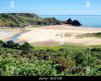 Drei Cliff Bay (irgendwann Three Cliffs Bay), Gower, Wales nach Osten von der Klippe gegenüber den drei Klippen Zinnen. Stockfoto