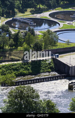 Wasser-Kläranlage mit Fluss im Vordergrund Luftbild Stockfoto