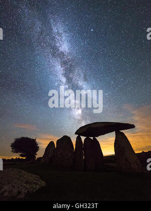 Milky Way-Streifen über die Pentre Ifan Grabkammer in den Preseli-Bergen, Pembrokeshire. Ein gekammerten Grab des so genannten Stockfoto