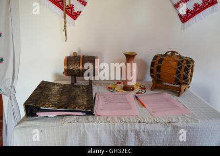 Russland, Ataman - 26. September 2015: Tabelle mit Souvenir-Kegs und Dankbarkeit Aufzeichnungen über Besucher. Stockfoto