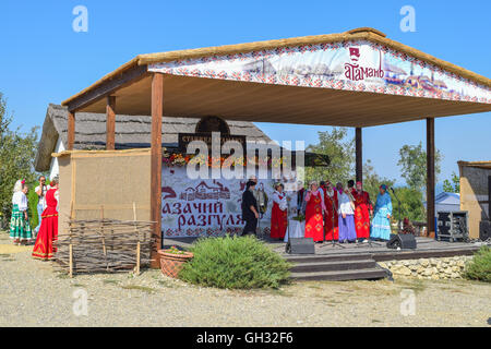 Russland, Ataman - 26. September 2015: Folk-Sängerin bei einem Konzert in der Kosaken Dorf Ataman. Folk-Songs. Stockfoto