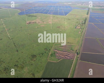 Masten Langwelle Antennen Kommunikation zwischen den Reisfeldern überflutet. Telekommunikation und Kommunikationsausrüstung und Radar. Stockfoto