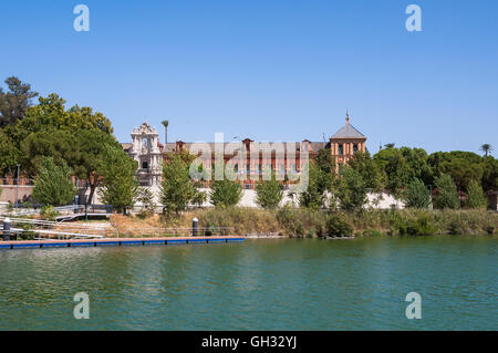 Palast von San Telmo gesehen vom Fluss Guadalquivir in Sevilla, Spanien Stockfoto