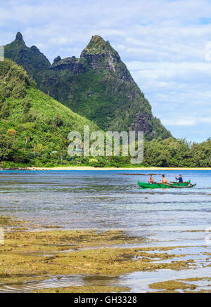 Ausleger-Kanu von Mt. Makana genannt Bali Hai in Haena, Kauai Stockfoto