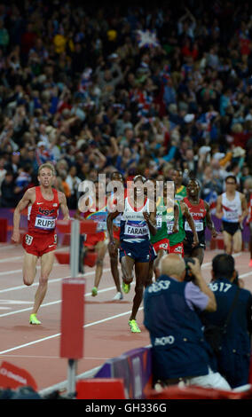 London 2012 - Olympiade: Mohamed Farah von Großbritannien auf die Realisierung, würde er die Goldmedaille im 10.000-Meter-Fi die Männer nehmen Stockfoto