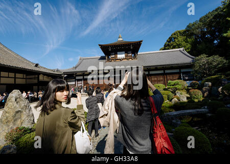 Kyoto, Japan - 16. November 2016: Besucher fotografieren am Tofuku-Ji Tempel in Kyoto, Japan. Stockfoto