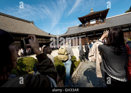 Kyoto, Japan - 16. November 2016: Besucher fotografieren am Tofuku-Ji Tempel in Kyoto, Japan. Stockfoto