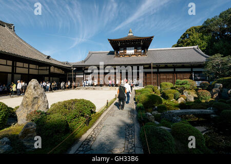 Kyoto, Japan - 16. November 2016: Besucher fotografieren am Tofuku-Ji Tempel in Kyoto, Japan. Stockfoto