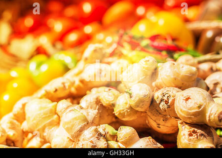 Galgant und Gemüsegarten in den Warenkorb legen. Stockfoto