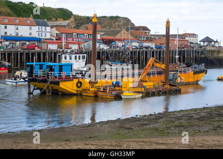 Die Baggerarbeiten System im Hafen von Whitby aufgeteilt Trichter Barge "Whitbys" und Ausgrabung Ponton "Gegen" Stockfoto