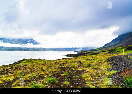 Blick auf Berg und Regenwolken in Nord-Island im Sommer Stockfoto