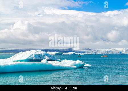 Eisberg und Ausflugsboote in Jökulsárlón, einer Gletscherfluss Lagune im Südosten Islands Stockfoto