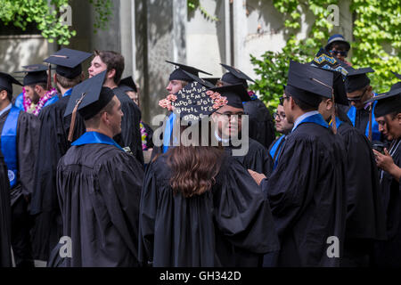 Studenten an der Abschlussfeier Zeremonie an der Sonoma State University in Rohnert Park in Sonoma County in Kalifornien Vereinigte Staaten von Amerika Stockfoto