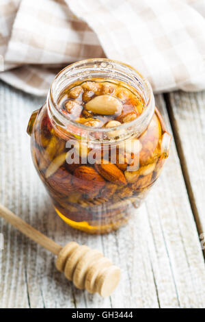 Honig und Nüssen in Glas. Stockfoto