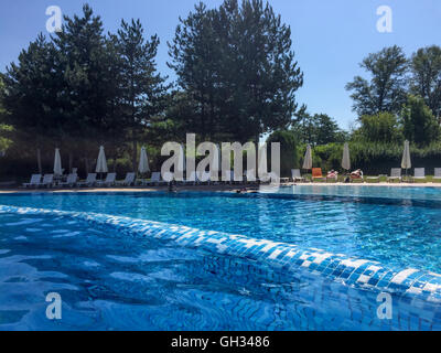 Freibad mit blauem Wasser. Stockfoto