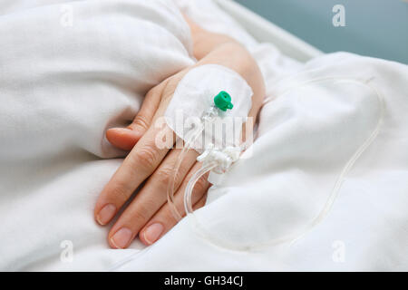 Nahaufnahme von einem Tropf in der Hand des Patienten Stockfoto