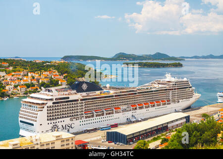 Dubrovnik, Kroatien, 2. Juli 2010: Große Kreuzfahrt Schiff MSC Magnifica in der kroatischen Stadt Dubrovnik Stockfoto