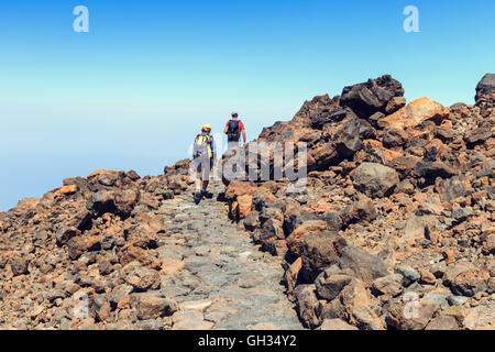 El Teide, Teneriffa, 6. Juni 2015: Unidentified Touristen sind auf der Oberseite Vulkan El Teide, Teneriffa, Spanien Fuß Stockfoto