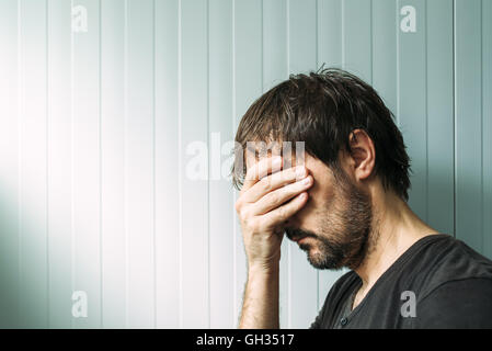 Profil Portrait Od Elend unruhigen Mann mit schweren Ausdruck, depressiver Mann mit Hand auf Gesicht. Stockfoto