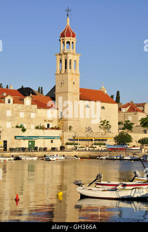 Geographie/Reisen, Kroatien, Fischerboot im Hafen von Rab vor der Kirche Sveti Ivan, Insel Brac, Dalmatien, dem Balkan, Additional-Rights - Clearance-Info - Not-Available Stockfoto