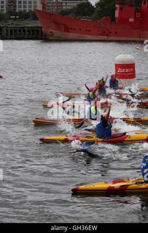 Elite-Triathleten starten das Schwimmen am 2016 AJ Bell London Triathlon in den Docklands. Stockfoto