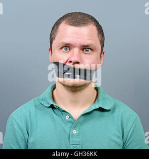 Entführten Mann mit Klebeband über den Mund Stockfoto