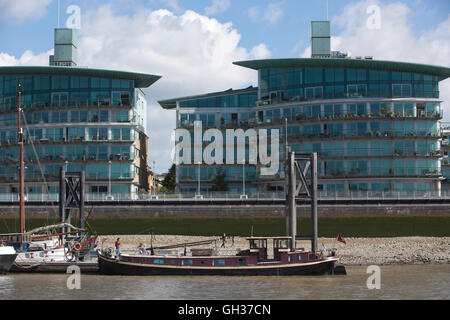 Riverside Apartments, Wapping, an den Ufern der Themse, East London, England, UK Stockfoto