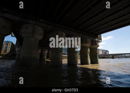 Cannon Street Railway Bridge, befindet sich zwischen Southwark und London Brücke über die Themse, London, England, UK Stockfoto