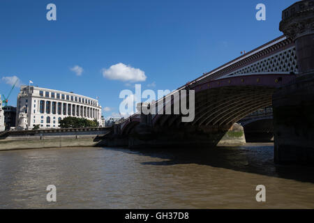 Unilever House, neoklassische Art-Deco-Stil, befindet sich auf New Bridge Street, Victoria Embankment in Blackfriars, London, England Stockfoto