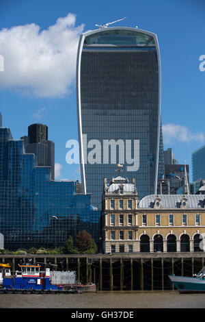 20 Fenchurch Street, kommerziellen Hochhaus in der City of London, auch bekannt als "Walkie Talkie", gesehen vom Fluß Themse, London, UK Stockfoto