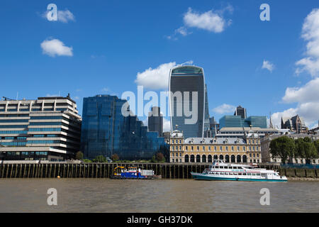 20 Fenchurch Street, kommerziellen Hochhaus in der City of London, auch bekannt als "Walkie Talkie", gesehen vom Fluß Themse, London, UK Stockfoto