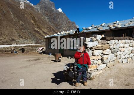 Junger nepalesischer Junge in Pheriche, Sagarmatha Nationalpark, Solukhumbu District, Nepal, Asien Stockfoto