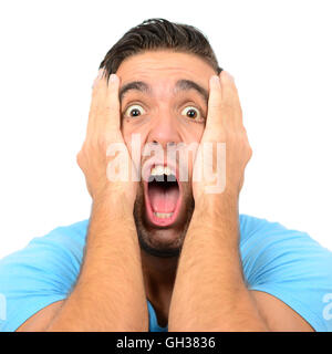 Porträt der böse Mann schreien und zog die Haare vor weißem Hintergrund Stockfoto