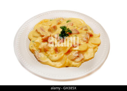 Gebackene Au Gratin-Kartoffelauflauf mit Schinken Stockfoto