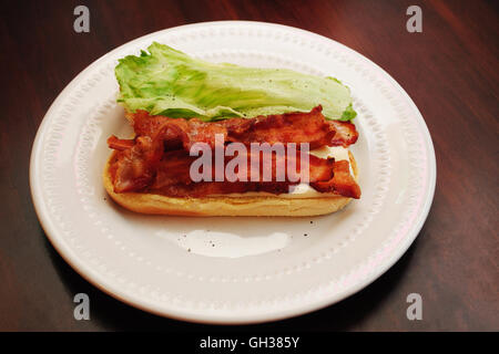 Sandwich mit Bacon, Mozzarella & Salat Stockfoto