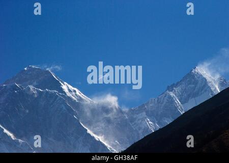 Blick zum Mt. Everest und Lhotse vom Wanderweg in der Nähe von Namche Bazar, Nepal, Asien Stockfoto