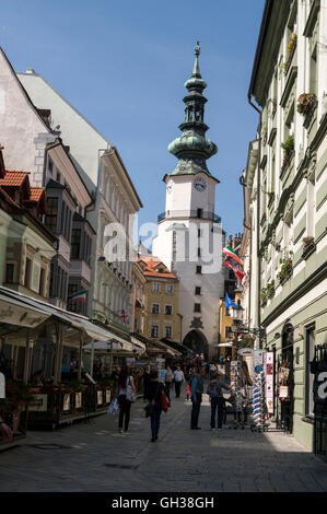 Michalska Ulica (Michalska Straße) ausgekleidet mit Open-Air-Restaurants und Saint Michael Tor und Turm in der Altstadt von Bratislava Stockfoto