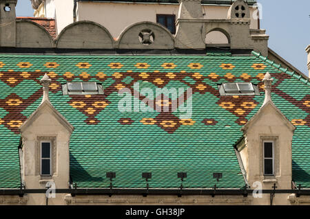 Ein farbig verglastes Ziegeldach auf dem Alten Rathaus in der Altstadt von Bratislava, Bratislava in der Slowakei. Das im gotischen Stil gehaltene Alte Rathaus ist ein Komplex von Stockfoto