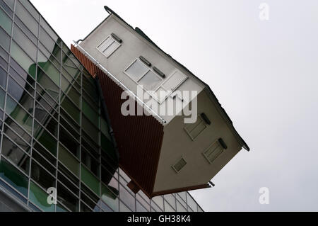 Ein schräg angestelltes Haus auf dem Bürogebäude von Strabag, einer Firma, STRABAG Inc., mit Sitz in Mlynské nivy, Bratislava, Slovaki Stockfoto